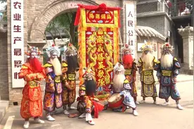 “又老又潮”的英歌舞亮相司徒小镇图片