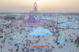 新华全媒+丨晶莹如玉，斑斓如画——“双亚冬之城”绘就美丽冰雪画卷图片