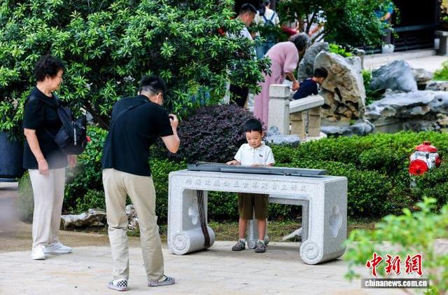 湖北武汉：民众古琴台上觅“知音”