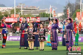 云南墨江20对双胞胎亮相贵州“村超”图片