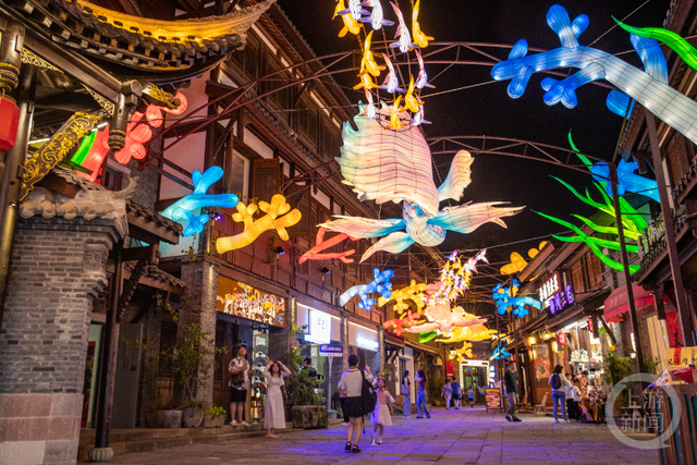 磁器口后街点亮“千灯醉巷”，夜游盛景再现《大鱼海棠》