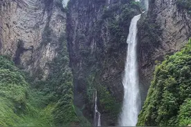 尖朵朵瀑布：奇峰秀水 天赐神迹图片