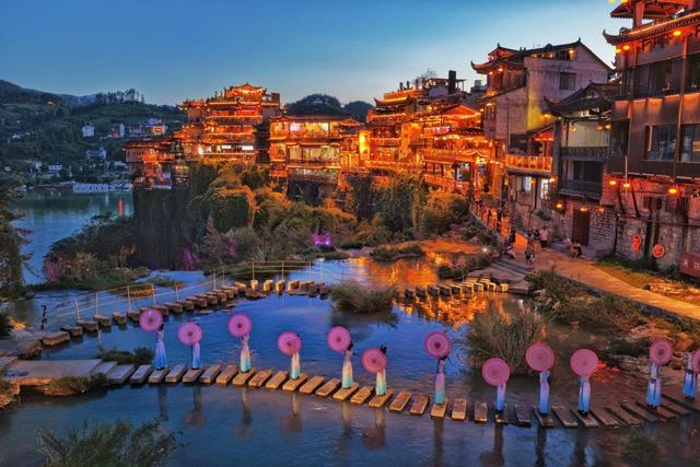 与故宫、长城同台领奖，这座长满国际游客的古镇拥有怎样的“出海密码”？