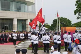 香港金紫荆广场举行升旗仪式迎国庆图片