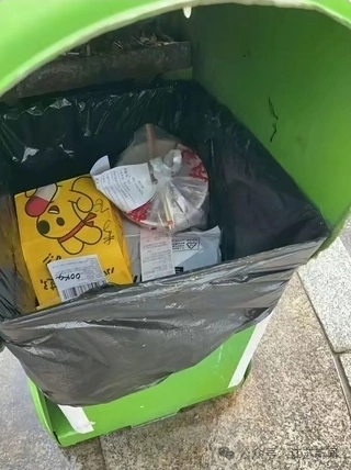四川一高校再通报“保安将学生外卖扔垃圾桶	”：赔偿学生损失，保卫处处长被停职