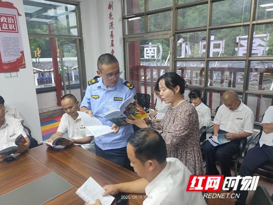 张家界国家森林公园门票站“金鞭溪夜校”互动课堂点燃服务热情