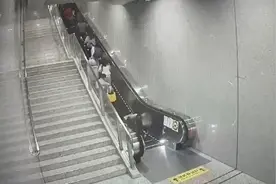 9秒！车站快速反应救援摔倒老人图片