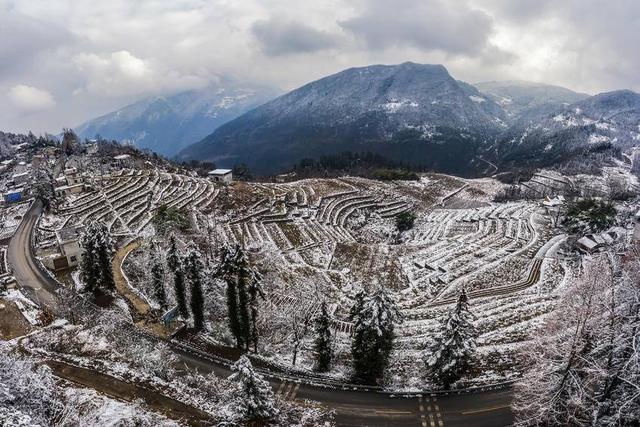 巴东：大湾梯田秀 冬雪更俊美