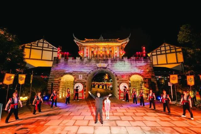 “一湖一寨一牌坊”绘就天府旅游名县新篇章｜县在对话