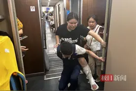 女子骨折术后行动不便，乘务员暖心将她背上车图片