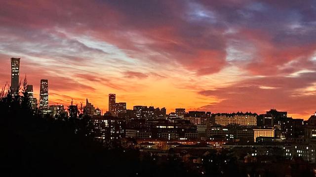 北京朝霞：水墨的留白里，藏着整片天空的色彩