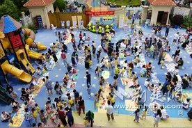 “跳蚤市场”集爱心 童心助困迎六一图片