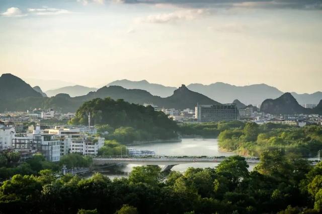 文旅年底内卷无上限！桂林喊你用乡音 “盘活” 老课文，直接线下免费解锁课本名场面！