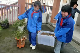 劳动教育实践，校长教学生种兰花图片
