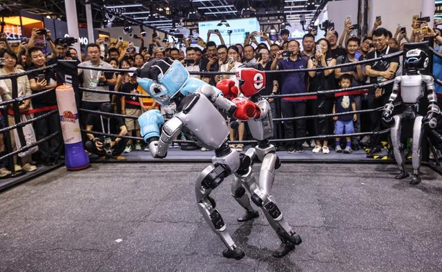 谁是王者？2025 WAIC现场上演机器人“拳王争霸”