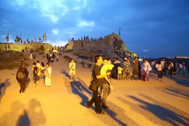 夜浸古堡，光影韵味——梦境之地的镇北堡西部影城温柔与神秘