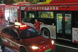 大雨中，下班的公交车长临时当起“交通指挥员”图片