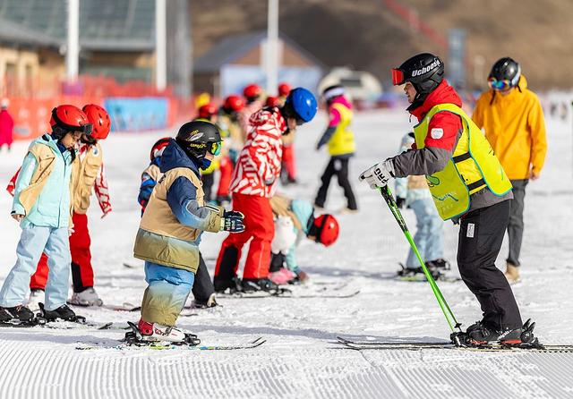 中国蓝观察丨赴俄免签来了！黑河口岸排长队 全国多地“卷”出冰雪新花样