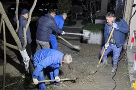 寒夜里小区水管突发爆裂，茸盛物业连夜抢修保障供水图片