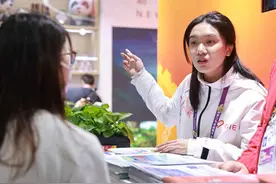 挺膺担当·进博有我｜外籍友人对她竖大拇指点赞直到电梯门关闭图片