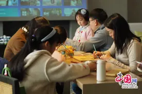 以丝为笔，以釉为彩 沉浸式体验非遗文化景泰蓝掐丝珐琅画的魅力图片