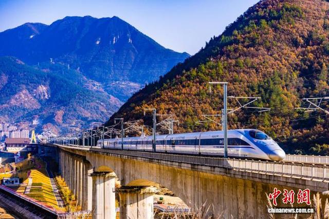 湖北兴山：高铁绘“彩练” 斑斓入画屏