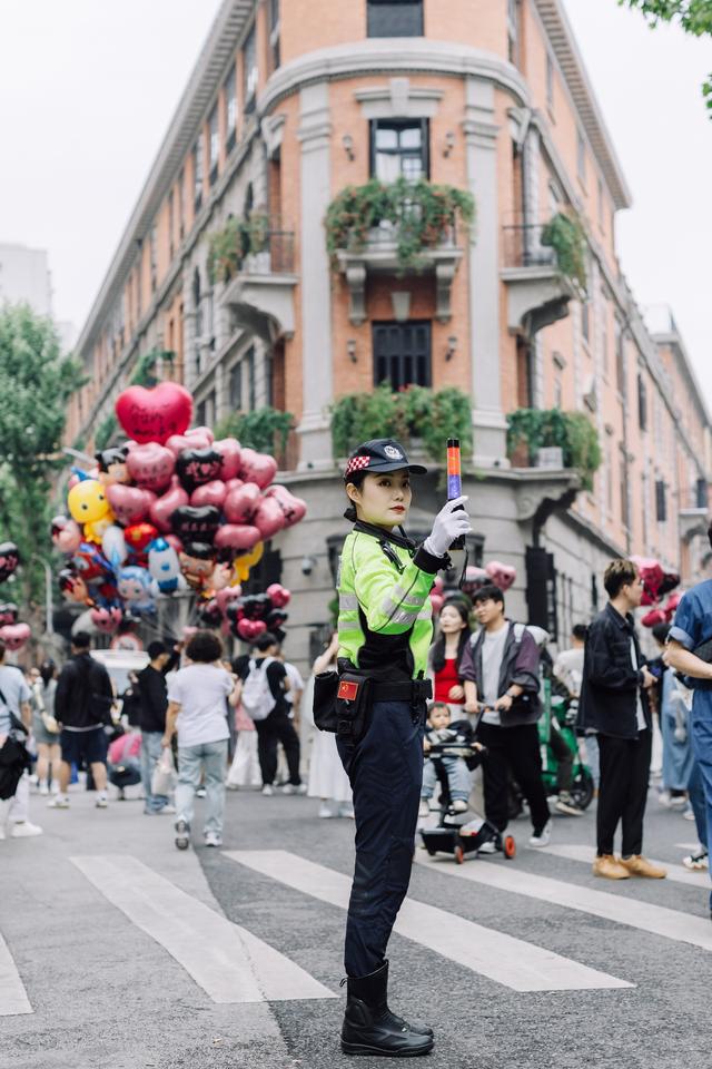 高温下，武汉公安悉心守护“网红打卡地”