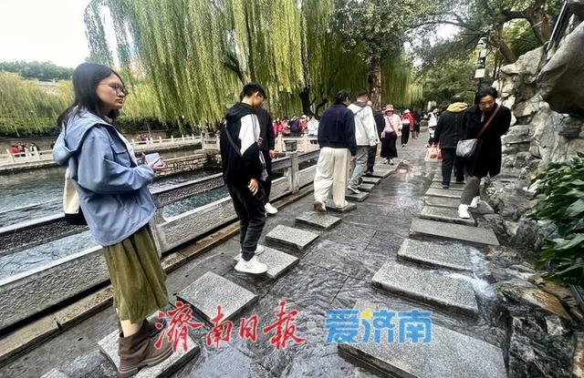 黑虎泉畔留清泉 亲水赏景暖意浓