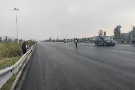 开封：女子驾车抛锚停在路中间 高速交警及时施救保平安图片