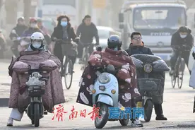 济南气温迅速回升，市民通勤着装“乱搭”图片