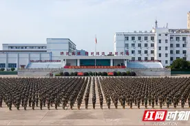 武警湖南总队新兵团：授衔加宣誓 千余名新兵正式入列图片