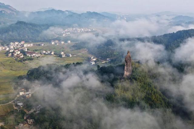 名场面！云海“漫”过矮寨 崀山“浮”于云端……