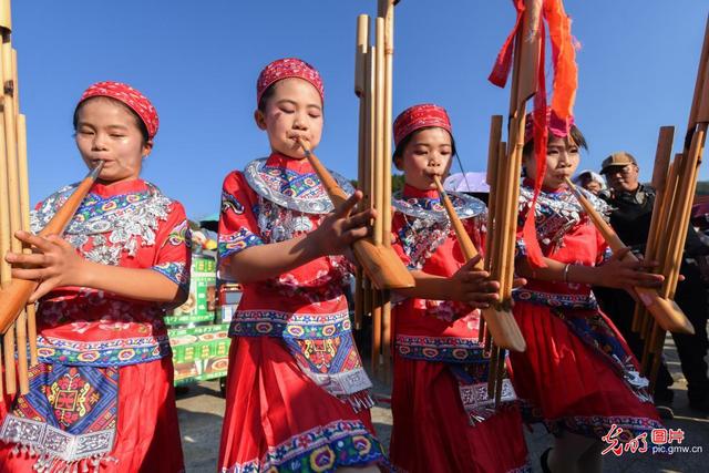苗族同胞盛装欢庆芦笙会
