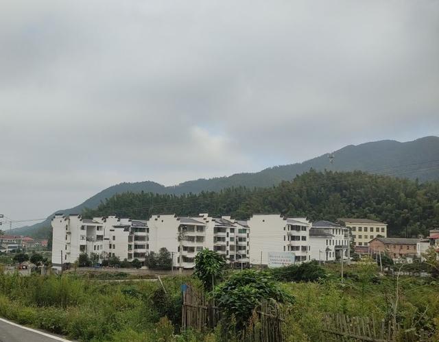 新华走笔丨醒来的大山