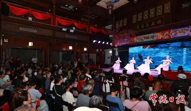 古街非遗藏烟火，一河灯火伴团圆