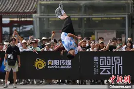 中外跑酷选手张家界天门山“天梯”炫技图片