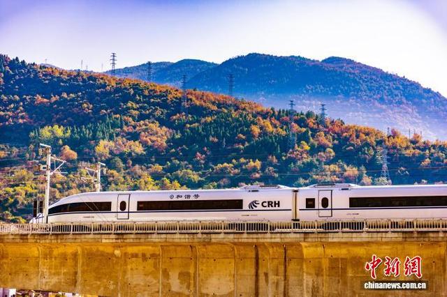 湖北兴山：高铁绘“彩练” 斑斓入画屏