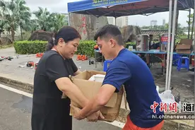 热心民众为台风后抢险救灾的消防救援人员送爱心盒饭图片