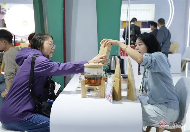 【高清组图】周末人气爆棚！“云品”进博会圈粉八方来客