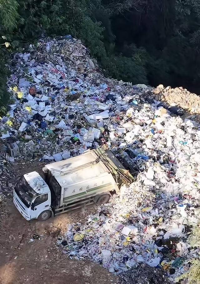 云南澜沧被指将大量垃圾直排天坑溶洞