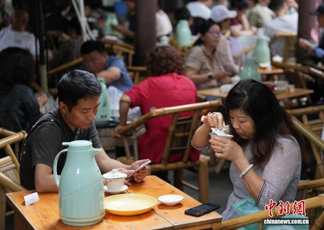 国庆假期游客体验成都“巴适”生活