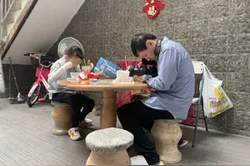 特写：中国罕见病患者记录“蝴蝶宝贝”故事图片