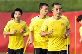 聚焦｜足协主席宋凯探班国足与老队员谈心 期待打出中国足球真实精神风貌图片