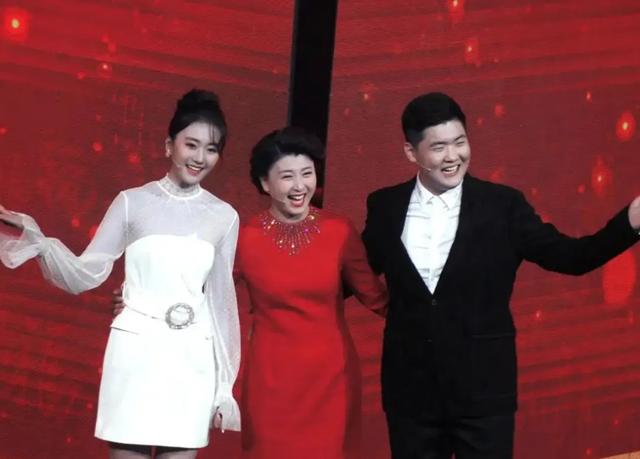 知名女演员“哭穷”引争议！遭网友集体抵制，要求品牌换代言人；儿子首次发声：网上所有回应不实