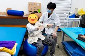 女子一场感冒后突然四肢瘫痪，康复治疗3个月已能独自上下楼图片