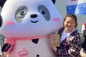 海军节成都舰秒变“明星”，“花局”派送熊猫大礼包图片