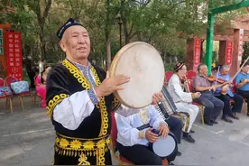 铸牢共同体 中华一家亲丨特写：“石榴籽艺术团”唱响民族团结之歌图片