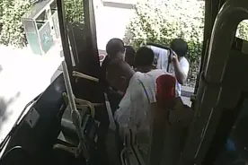 帮抬轮椅，城阳巴士驾驶员暖心服务感动乘客图片