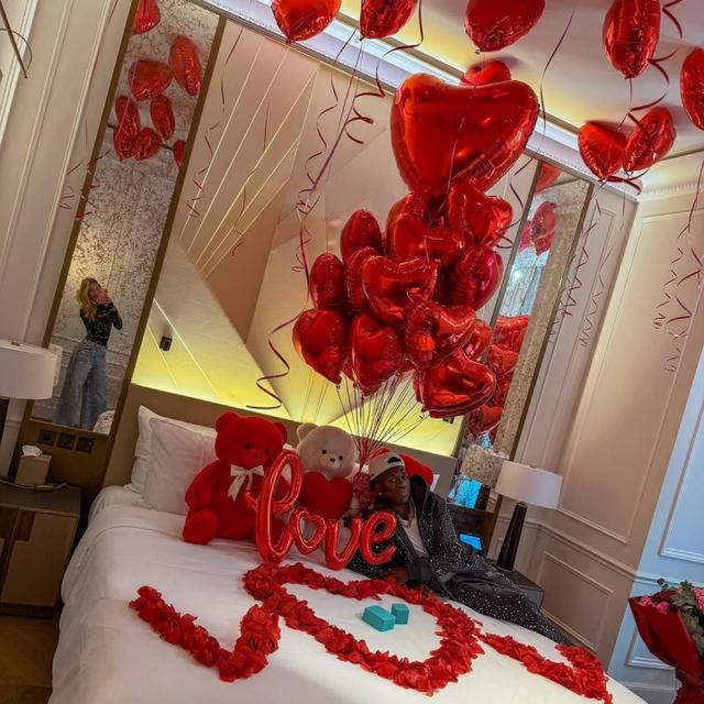 劈腿风波被原谅！维尼修斯社媒晒出与模特女友甜蜜合照：V❤️V