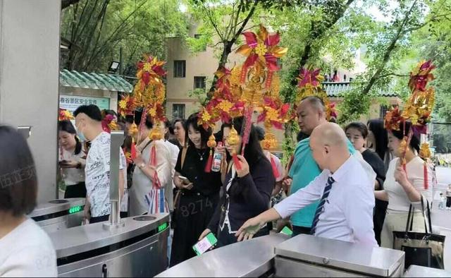 风车转转，广州重阳登高人气旺、暖意浓